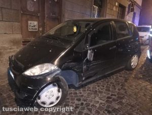 Viterbo - Si schiantano contro due auto in via Mazzini