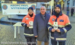 Viterbo - La distribuzione del vademecum neve