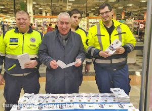 Viterbo - La distribuzione del vademecum neve
