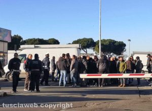 Viterbo - Ambulanti asserragliati per protesta al parcheggio del Sacrario