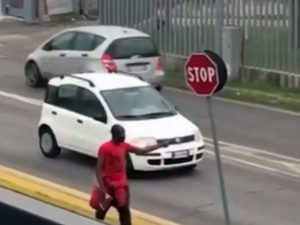 Castiglione delle Stiviere - Un 29enne scende in strada e aggredisce i passanti con un'ascia