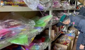 Roma - Guardia d finanza - Sequestrate maschere di carnevale