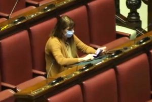 Roma - Maria Teresa Baldini (Fdi) in aula alla Camera con la mascherina