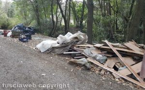 Vetralla - Rifiuti abbandonati in strada Carcarelle