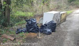Vetralla - Rifiuti abbandonati in strada Carcarelle