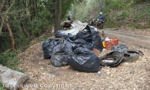 Vetralla - Rifiuti abbandonati in strada Carcarelle