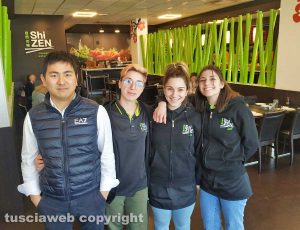 Viterbo - Li Zhimiao e lo staff del ristorante Shizen
