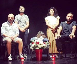Carbognano - Gli attori in scena con 'Morta zia la casa è mia'