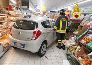Varese - L'auto finita all'interno del supermercato