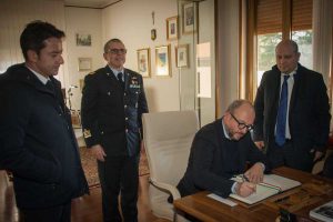 Gli onorevoli Salvatore Deidda, Davide Galantino e Mauro Rotelli alla caserma dell'aeronautica