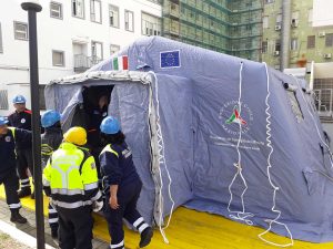 La tenda triage montata fuori al San Paolo di Civitavecchia