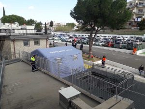 La tenda triage montata fuori al San Paolo di Civitavecchia
