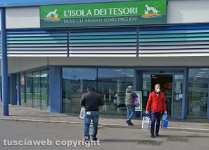La fila al negozio di alimenti per animali sulla Cassia Nord