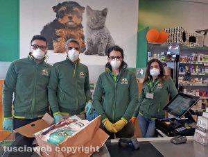 Il personale del negozio di alimenti per animali sulla Cassia Nord