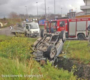 Viterbo - Auto cappotta e precipita dalla rampa della superstrada