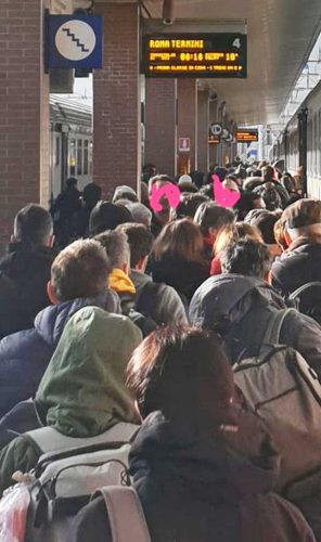 Orte - Viaggiatori fermi in stazione dopo l'incendio a Settebagni