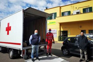 Viterbo - Campagna amica dona prodotti a Croce rossa e Caritas