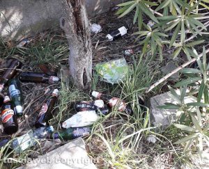 Il degrado nel marciapiede di via Romiti