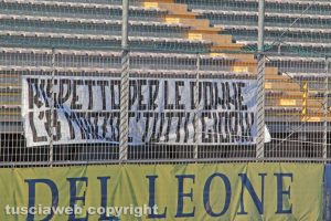 Sport - Calcio - Viterbese - Lo striscione dei tifosi per l'8 marzo