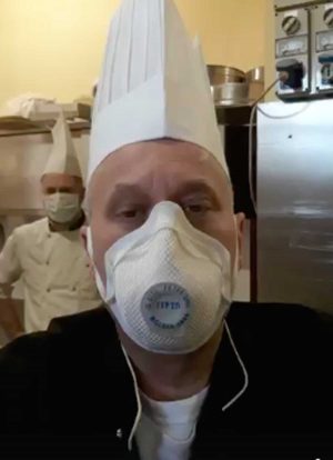 Pasticceri al lavoro con le mascherine