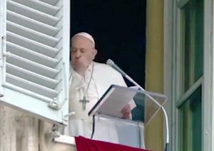 Roma - Papa Francesco tossisce durante l'Angelus