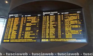Roma Tiburtina - Il tabellone dei treni in ritardo e cancellati