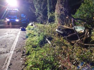Capodimonte - Auto fuori strada, un ferito grave