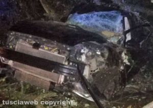 Capodimonte - Auto fuori strada, un ferito grave