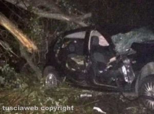 Capodimonte - Auto fuori strada, un ferito grave