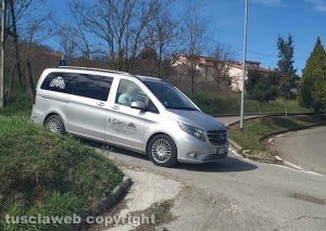 Orte - Ragazzo trovato morto in casa - L'uscita del carro funebre