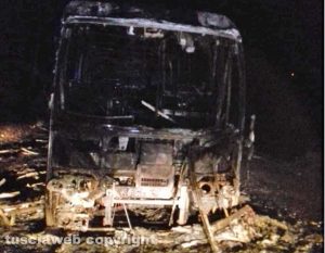 Civitella D'Agliano - Autobus distrutto dalle fiamme