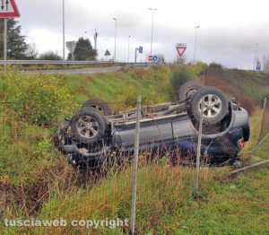 Viterbo - Auto cappotta e precipita dalla rampa della superstrada