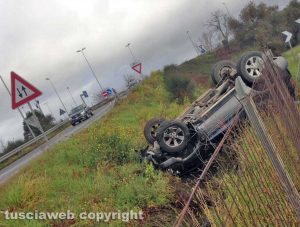 Viterbo - Auto cappotta e precipita dalla rampa della superstrada
