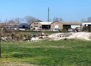 Viterbo - Piscine Carletti - Bagnanti in acqua nonostante il divieto