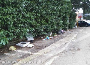 Viterbo - Spazzatura nel parcheggio tra viale Raniero Capocci e via Fratelli Rosselli