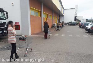 Viterbo - Coda fuori da un supermercato