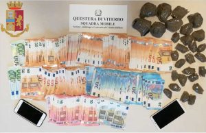 Polizia - l'oltre mezzo chilo di cocaina e i 15mila euro sequestrati