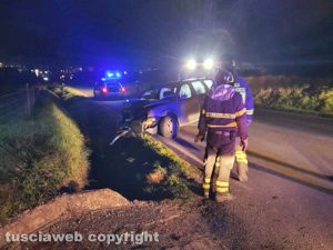 Viterbo - Auto fuori strada sulla Cassia nord