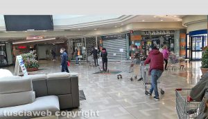 Viterbo - Fila per fare la spesa