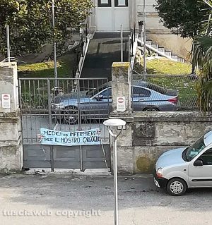 Tarquinia - Lo striscione di ringraziamento affisso all'ospedale