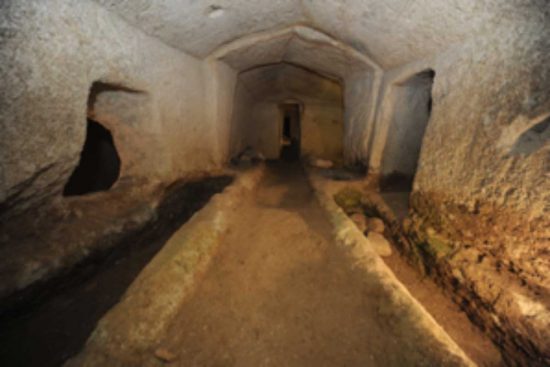 Grotte di Castro - Museo Civita - La necropoli Centocamere