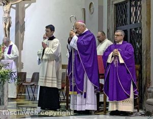 Viterbo - La festa del transito di santa Rosa spostata in chiesa per la pioggia 