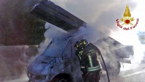 L'intervento dei vigili del fuoco sull'A12