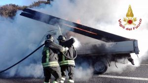 L'intervento dei vigili del fuoco sull'A12