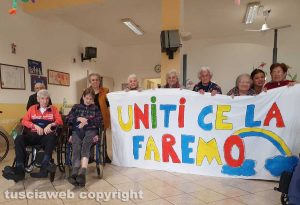 Viterbo - Gli ospiti della casa di riposo Villa Noemi - Uniti ce la faremo