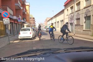 Viterbo - Gruppo di uomini in bicicletta in controsenso in via Garbini