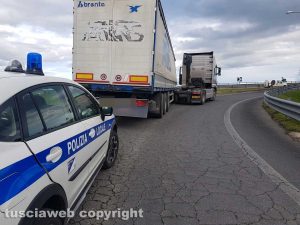 Viterbo - Semirimorchio si stacca dal tir - Intervento della polizia locale
