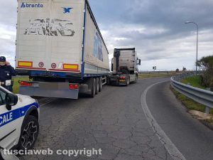 Viterbo - Semirimorchio si stacca dal tir - Intervento della polizia locale