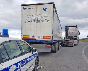 Viterbo - Semirimorchio si stacca dal tir - Intervento della polizia locale