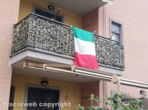 Viterbo - Il tricolore esposto sul balcone